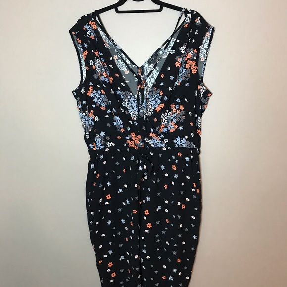 •NWOT• Ann Taylor LOFT Bouquet Toss Jumpsuit M - Picture 4 of 8